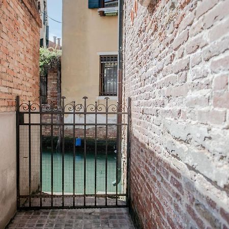Gondola Rosa, Incantevole Vista Sul Canale Venice Luaran gambar