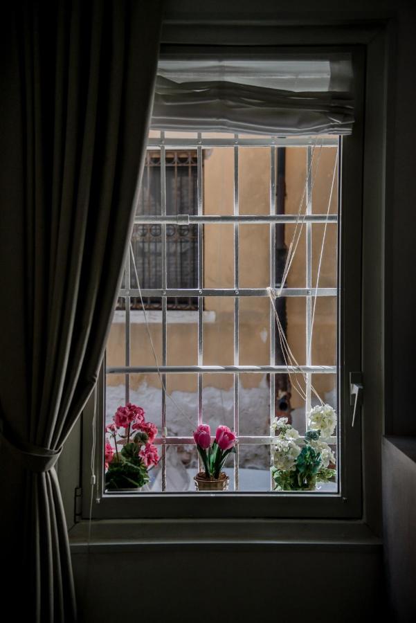Gondola Rosa, Incantevole Vista Sul Canale Venice Luaran gambar