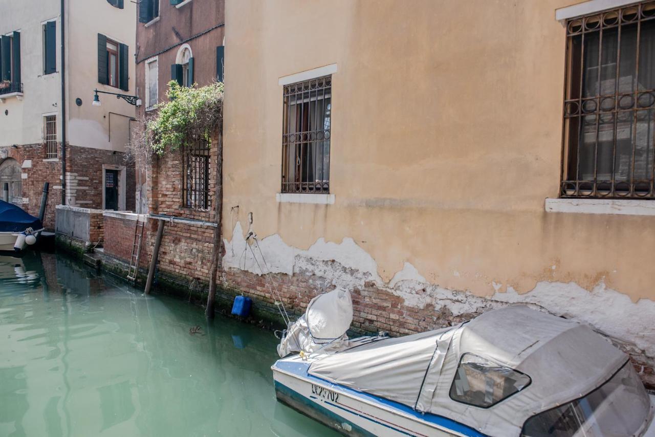 Gondola Rosa, Incantevole Vista Sul Canale Venice Luaran gambar