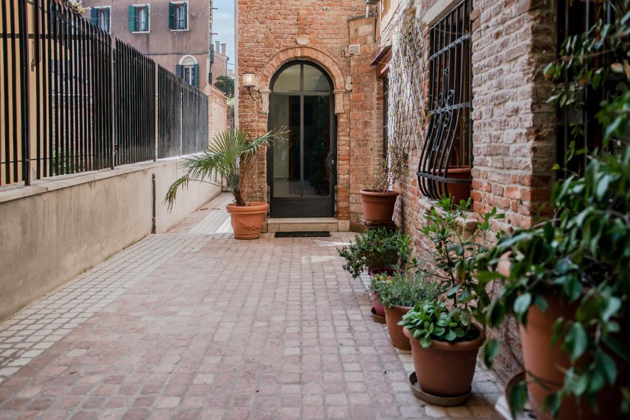 Gondola Rosa, Incantevole Vista Sul Canale Venice Luaran gambar