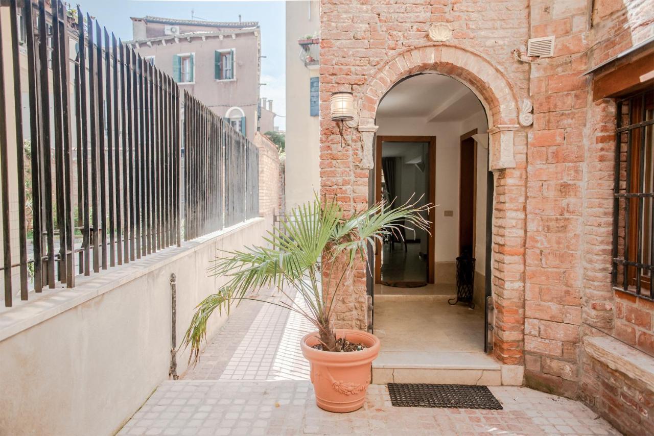Gondola Rosa, Incantevole Vista Sul Canale Venice Luaran gambar