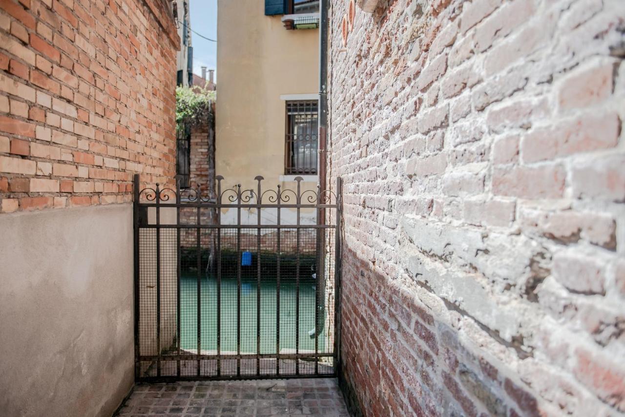 Gondola Rosa, Incantevole Vista Sul Canale Venice Luaran gambar