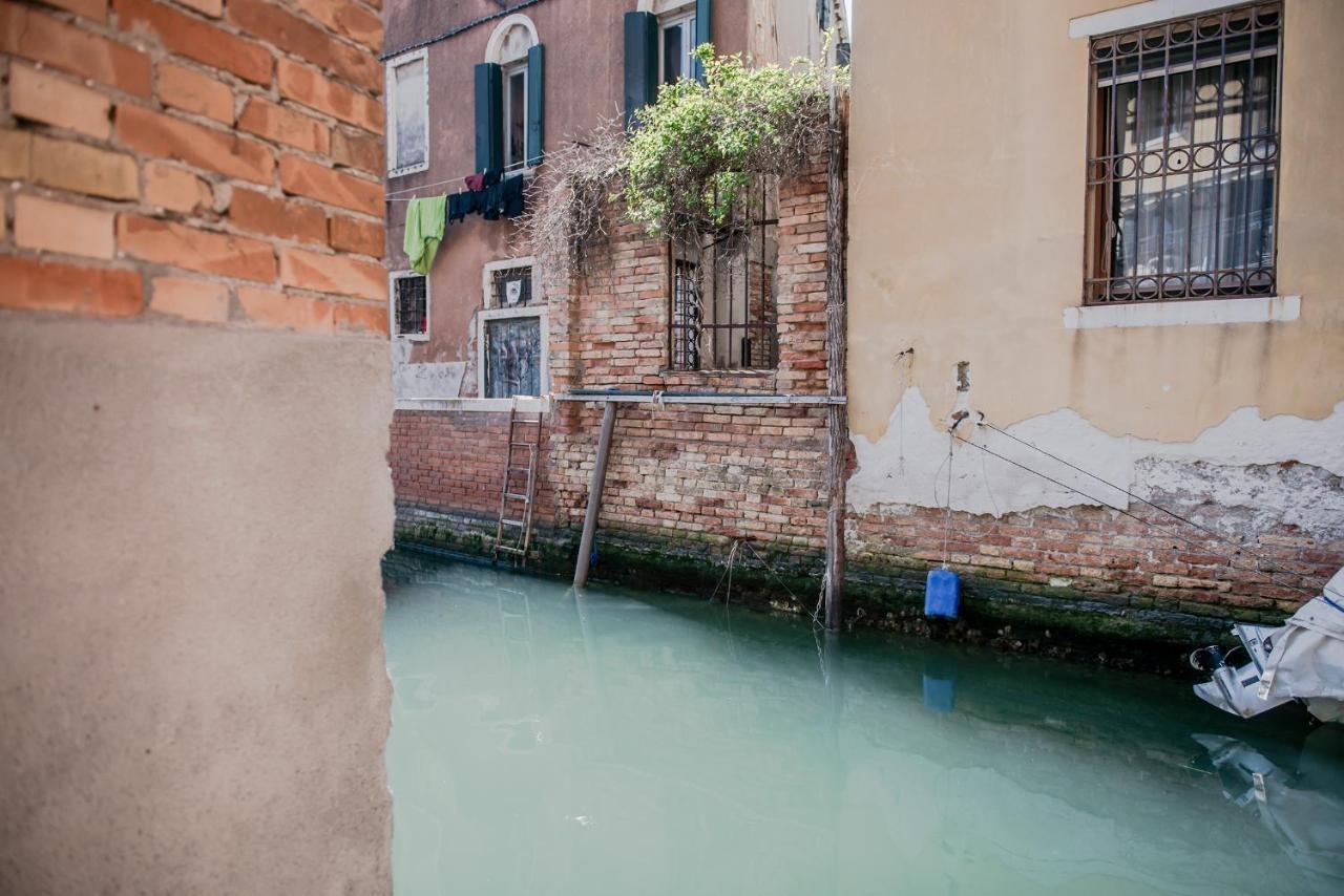 Gondola Rosa, Incantevole Vista Sul Canale Venice Luaran gambar