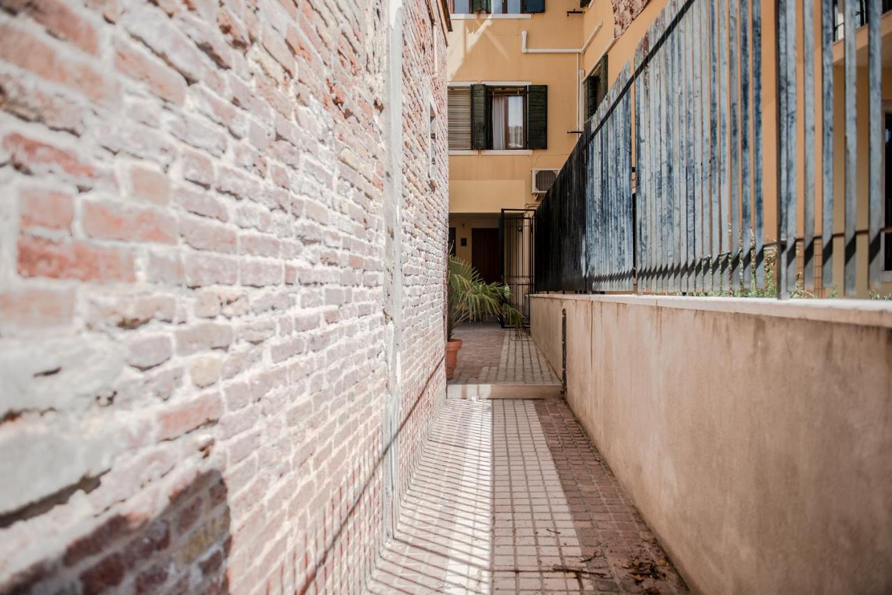 Gondola Rosa, Incantevole Vista Sul Canale Venice Luaran gambar